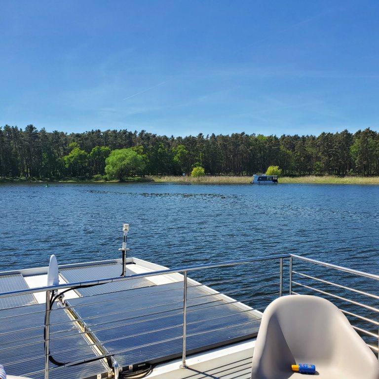Havelbieber unterwegs Zwei Hausboote auf der ruhigen Havel