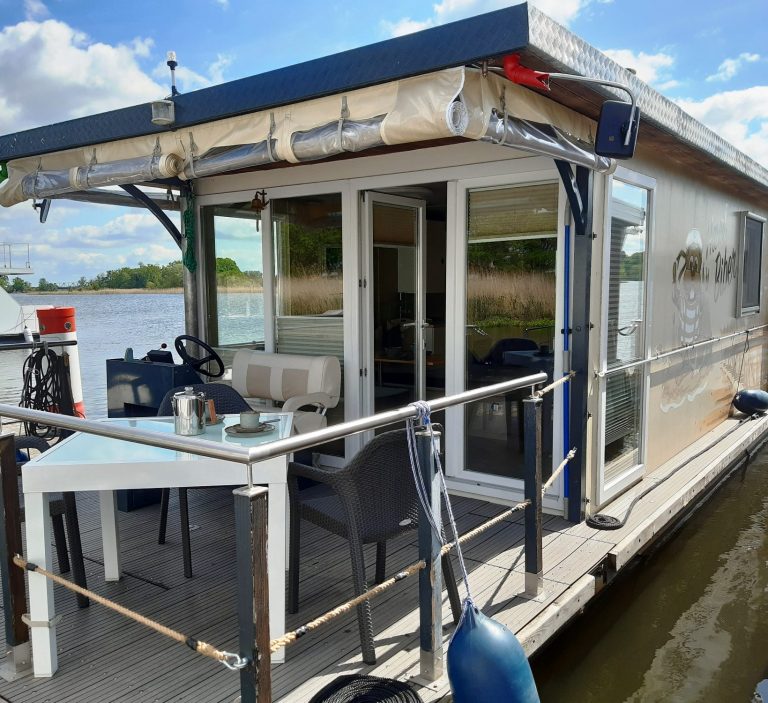 volle Fahrt voraus Havelbieber umgeben von Bäumen.